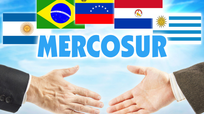 Mercosur Fahnen und zwei Hände, die einander gereicht werden