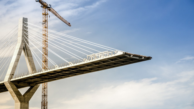 Payabbrücke in Freiburg beim Bau, ein Kran im Hintergrund