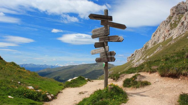 Wegweiser auf einem Bergweg