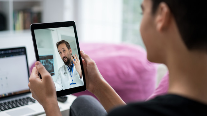 Gespräch mit dem Arzt über das Tablet