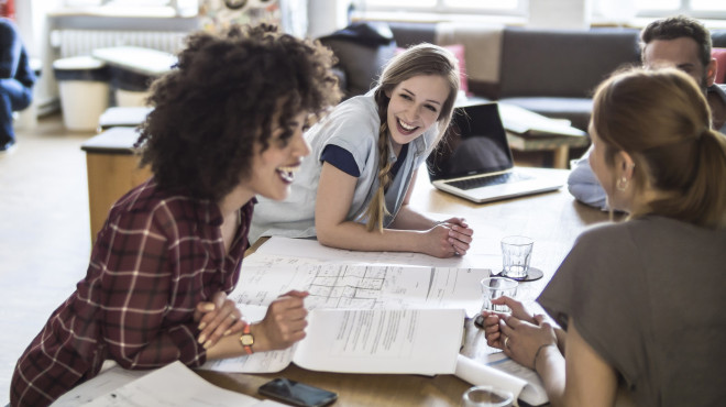 Leute in Start Up besprechen sich am Tisch