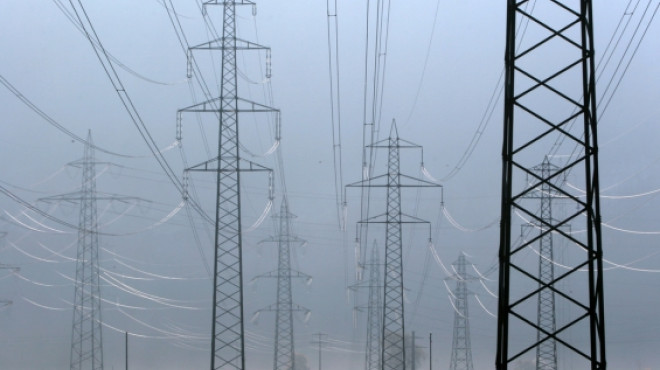 Telefonleitungen im Nebel