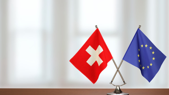 Europäische und Schweizer Flagge auf einem Tisch