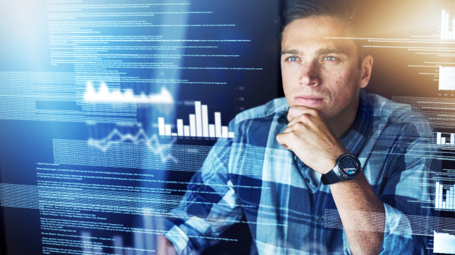 Mann sitzt hinter durchsichtigem Bildschirm mit digitalen Informationen