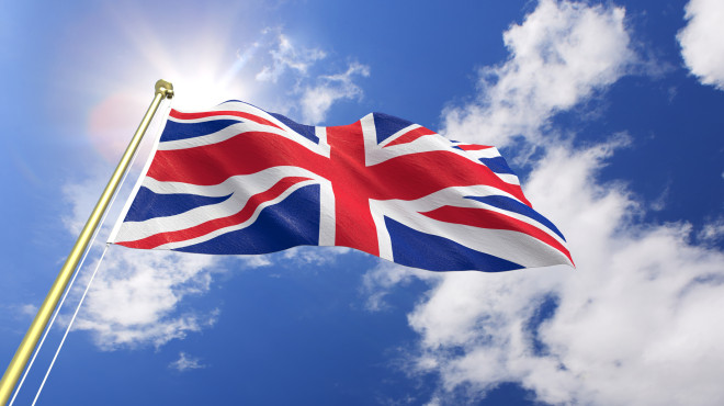 UK-Flagge mit Sonne im Hintergrund
