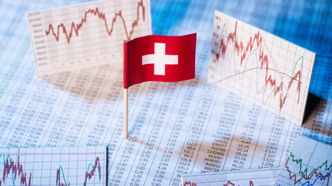 Schweizer Flagge zwischen Zahlen und Graphen