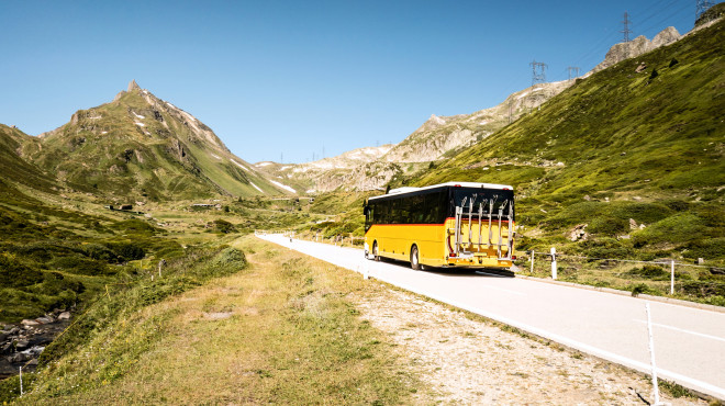 Postauto auf einem Bergpass