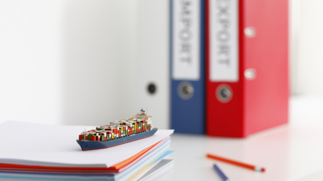Miniatur Containerschiff auf Büroschreibtisch