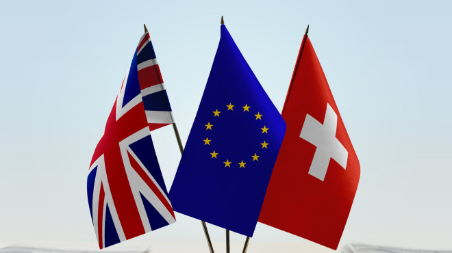 Flaggen von UK, EU und Schweiz