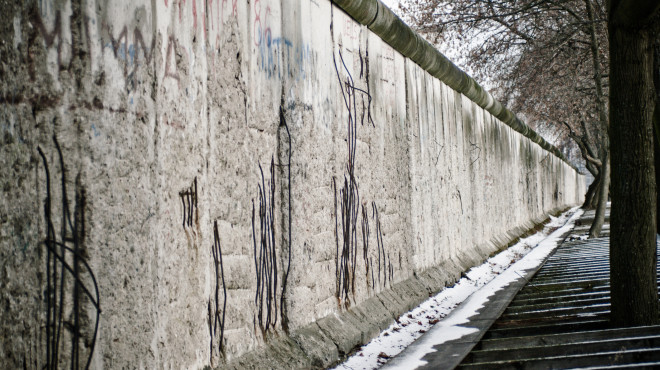 Graue Mauer und etwas Schnee am Boden