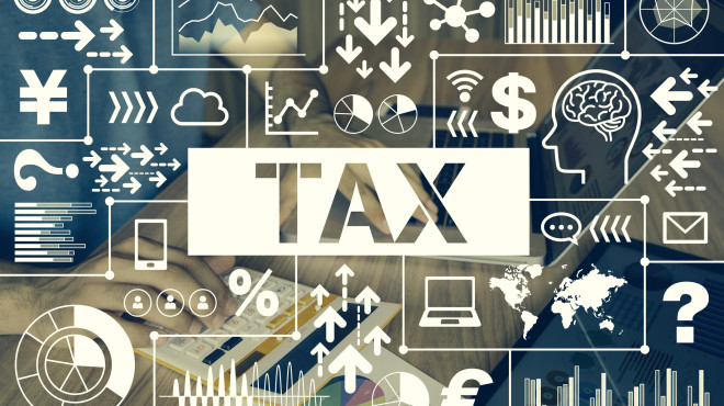 digitaler Bildschrim in der Mitte das Wort Tax, also Steuer