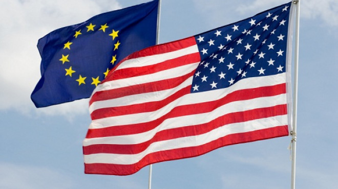 EU-Fahne und US-Amerikanische Fahne
