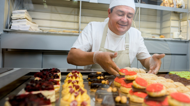 Un boulanger et ses produits