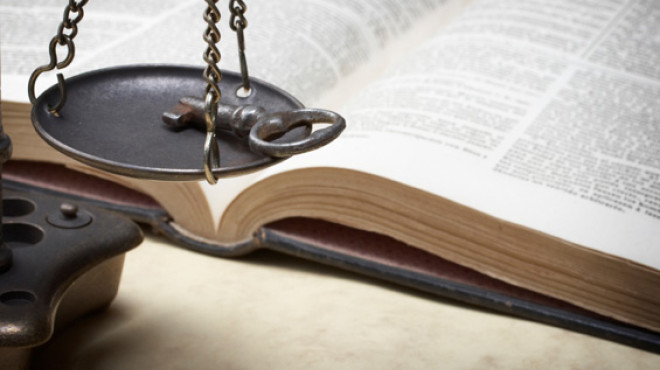 Gesetzesbuch mit Rechtswaage