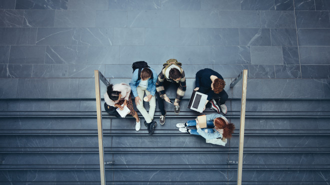 Schüler sitzen auf der Treppe