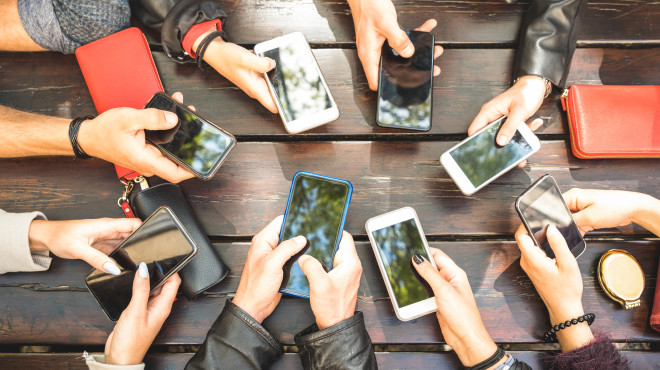 Viele Hände mit Mobile Phones bilden einen Kreis