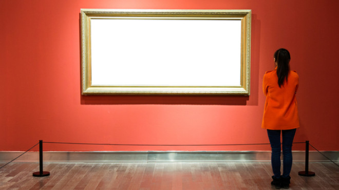 frau in bild vor roter wand