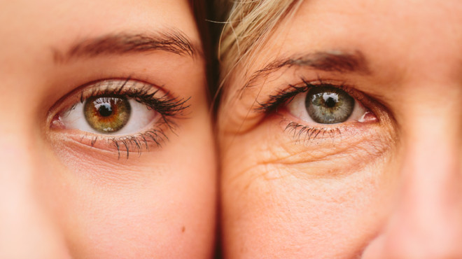 Visage d'une femme jeune et d'une femme âgée