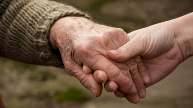 Jung und Alt geben sich die Hand