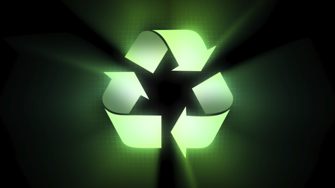 grün leuchtendes Recycling Zeichen