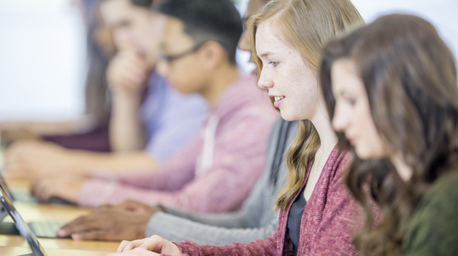 Jugendliche sitzen in Schulzimmer