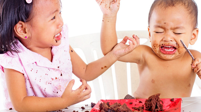 Deux enfants se disputent une part de gateau