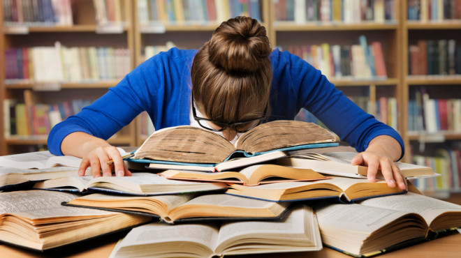 erschöpfte studentin