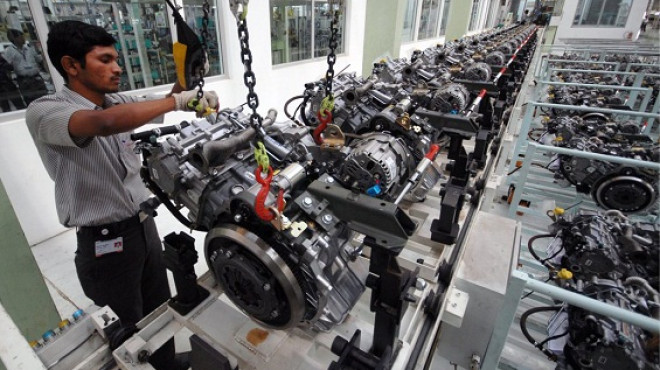 Mann arbeitet in Autofabrik