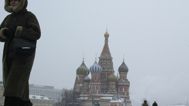 Mann vor Kreml in Moskau