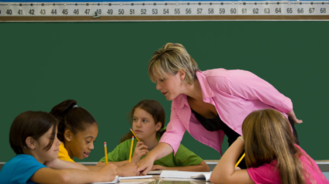 Kinder in einem Schulzimmer