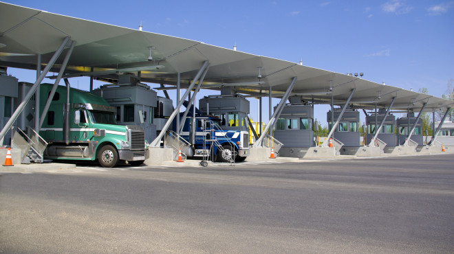 Des poids lourds passent une douane américaine