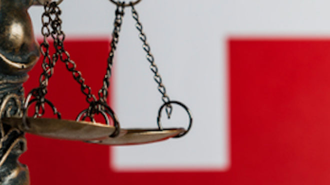 La justice devant le drapeau suisse