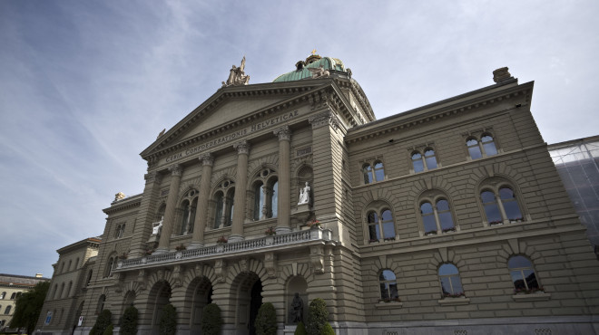 Bundeshaus aus der Froschperspektive, nebliger Himmel