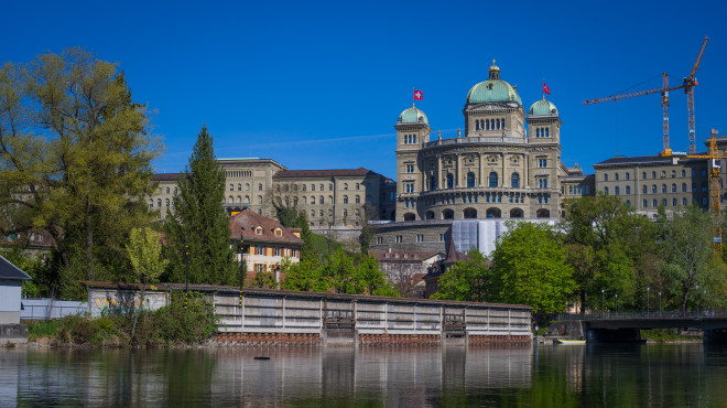Le Palais fédéral à Berne et l'Aare au printemps