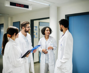 Vier Ärzte diskutieren miteinander 