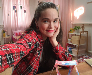 Hanna Cash macht ein Selfie mit 20er Noten 
