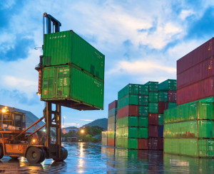 Kran hebt Container
