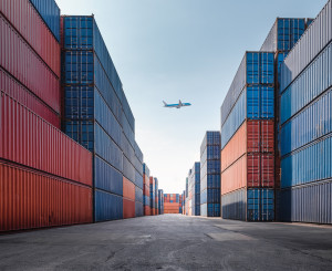 Mehrere Container und Flugzeug