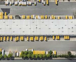 Mehrere Postlastwagen von oben