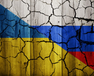 Zebrochene Ukraine Russland Flaggen