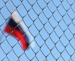 Russische Flagge hinter Gitter