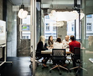 Gruppe von Personen in einem Büro