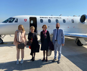 Vier Personen vor einem kleinen Flugzeug
