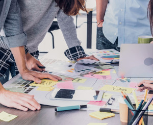 Menschen arbeiten zusammen an einem Tisch