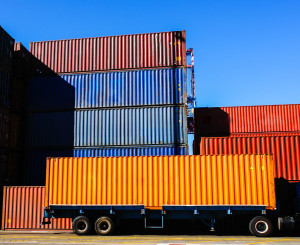 LKW vor Container