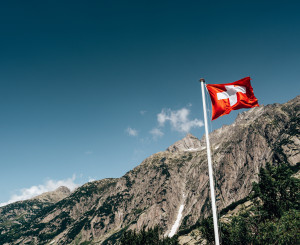 Schweizer Fahne mit Bergen im Hintergrund