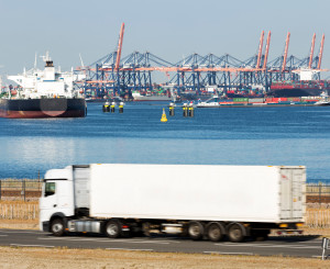 Laster vor Hafen