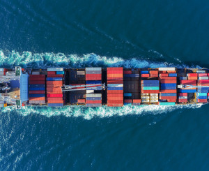 Transportschiff in Bewegung mit Fracht an Bord
