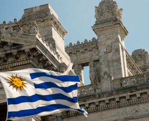 Gebäude mit Uruguay-Flagge davor