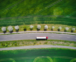 Lastwagen in grüner Umgebung